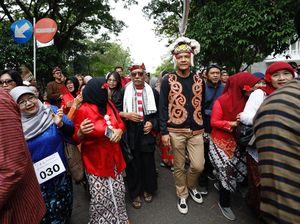 Ganjar Pilih Kenakan Baju Adat Dayak Saat Ikut Kirab di UGM, Ini Alasannya Ganjar Pilih Kenakan Baju Adat Dayak Saat Ikut Kirab di UGM, Ini Alasannya