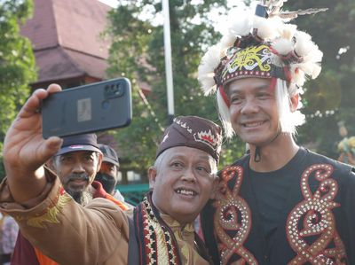 Ganjar Kenakan Pakaian Adat Dayak di UGM