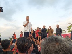 Ganjar ke Relawan: Jaga Rumah Kita, Orang Lain Jangan Sampai Masuk Mencuri