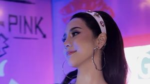 Foto: Gaya Anya Geraldine Rayakan Ultah Ke-28, Seksi Serba Pink Bak Barbie