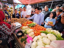 Awali Kampanye di Balikpapan, Gibran Blusukan ke Pasar Pandan Sari