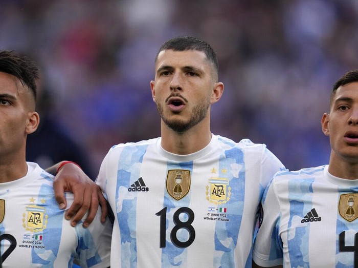 Real Sociedad's manager Imanol Alguacil gives directions to Martin Zubimendi during the Europa League Group B soccer match between PSV and Real Sociedad at the Philips stadium in Eindhoven, Netherlands, Thursday, Sept. 16, 2021. (AP Photo/Peter Dejong)