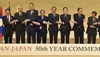 Momen Jokowi Diapit PM Kishida dan PM Vietnam di KTT ASEAN-Jepang