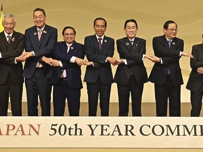 Momen Jokowi Diapit PM Kishida dan PM Vietnam di KTT ASEAN-Jepang