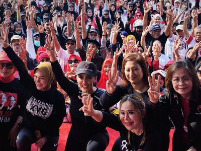 Keseruan Senam Bareng Ribuan Relawan Laju Indonesia di Karawang