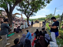 Satir! Komunitas Stand Up Comedy Ponorogo Open Mic di TPA Mrican