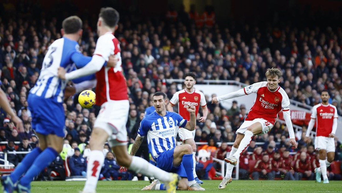 Aksi Martin Odegaard di laga Arsenal vs Brighton. (Foto: Action Images via Reuters/JOHN SIBLEY)