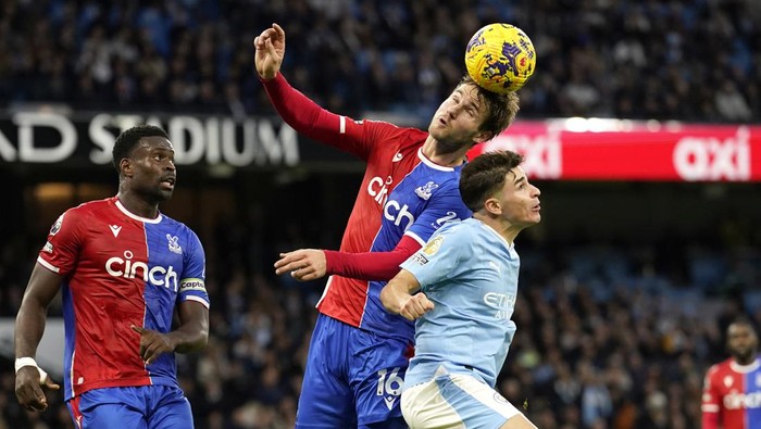 Manchester Citys Julian Alvarez, right, challenges for the ball with Crystal Palaces Joachim Andersen during the English Premier League soccer match between Manchester City and Crystal Palace at the Etihad Stadium in Manchester, England, Saturday, Dec.16, 2023. (AP Photo/Dave Thompson)