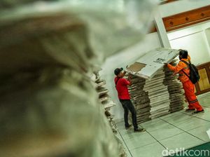 Melihat Proses Distribusi Logistik Pemilu 2024 di Jaktim Melihat Proses Distribusi Logistik Pemilu 2024 di Jaktim