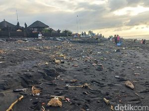 Pantai Watu Klotok Penuh Sampah, Upacara Banyu Pinaruh Jadi Terganggu