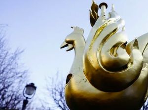 Patung Ayam Jantan Emas Berdiri di Puncak Katedral Notre Dame Patung Ayam Jantan Emas Berdiri di Puncak Katedral Notre Dame