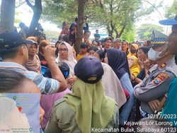 Tak Terima Ditertibkan, Pedagang Kenjeran Watu-watu Rusak Pagar-Blokir Jalan