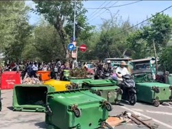 Protes Satpol PP, PKL Batu-batu Kenjeran Blokade Jalan dengan Bak Sampah