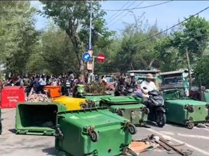 Pedagang Batu-batu Kenjeran Blokade Jalan, Satpol PP Tegaskan PKL Tetap di SIB Pedagang Batu-batu Kenjeran Blokade Jalan, Satpol PP Tegaskan PKL Tetap di SIB