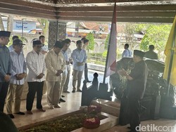 Prabowo Ziarah Makam Bung Karno, Ditemani AHY hingga Emil Dardak