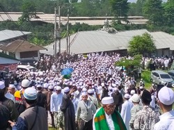 Momen HRS Melepas Sang Istri ke Peristirahatan Terakhir di Megamendung