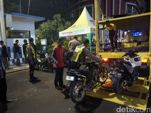 Puluhan Kendaraan Terjaring Razia Knalpot Brong di Surabaya Puluhan Kendaraan Terjaring Razia Knalpot Brong di Surabaya