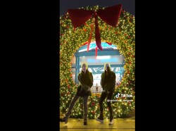 Momen IRENE dan YERI Red Velvet Joget di Depan Plaza Senayan Jakarta