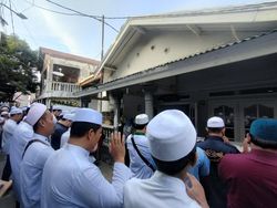 Warga Ikut Salat Jenazah Istri Habib Rizieq di Petamburan