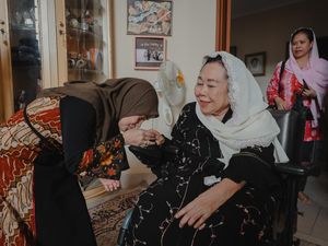 Atikoh Ganjar Sowan ke Istri Gus Dur: Silaturahmi Ngalap Berkah Atikoh Ganjar Sowan ke Istri Gus Dur: Silaturahmi Ngalap Berkah