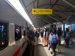 Hari Pertama Kerja, 28 Ribu Penumpang Turun di Stasiun Daop 8 Surabaya