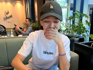 Pose Keren Susan Sameh saat Nikmati Dessert Pose Keren Susan Sameh saat Nikmati Dessert