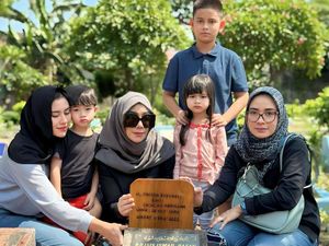 Pulang dari London, Syahnaz Sadiqah dan Amy Qanita Nyekar ke Makam Ibunda Jeje Pulang dari London, Syahnaz Sadiqah dan Amy Qanita Nyekar ke Makam Ibunda Jeje