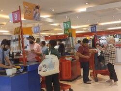 Jelang Full Day Sale Berakhir, Antrean Pengunjung Mengular di Meja Kasir