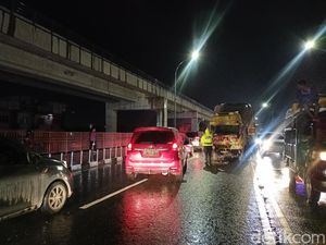 Truk Sampah DLHK Tabrak Avanza di Jembatan Ampera Palembang