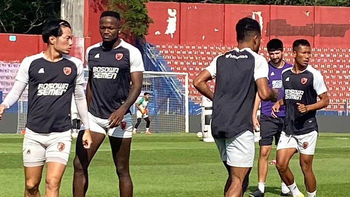 Victor Mansaray hadir pada sesi ofisial training PSM Makassar jelang melawan Persik Kediri dalam laga Liga 1 2023/2024.