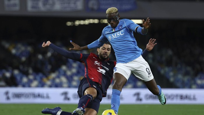 Napolis Victor Osimhen contols the ball, during the Italian Serie A soccer match between Napoli and Cagliari Calcio, at the Diego Armando Maradona stadium, in Naples, Italy, Saturday, Dec. 16, 2023.  (Alessandro Garofalo/LaPresse via AP)