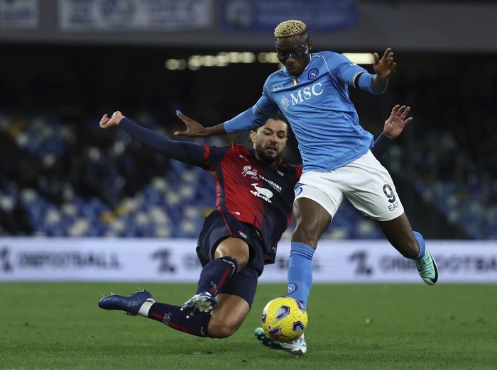 Napolis Victor Osimhen contols the ball, during the Italian Serie A soccer match between Napoli and Cagliari Calcio, at the Diego Armando Maradona stadium, in Naples, Italy, Saturday, Dec. 16, 2023.  (Alessandro Garofalo/LaPresse via AP)