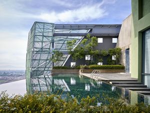 Pertama di Tangerang, Hotel dan Showroom Furnitur Sekaligus