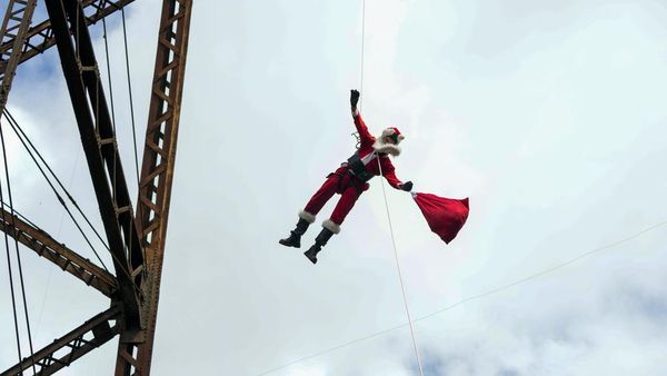 Aksi Sinterklas Terjun dari Jembatan untuk Bagikan Hadiah Anak-anak