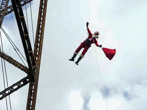 Aksi Sinterklas Terjun dari Jembatan untuk Bagikan Hadiah Anak-anak
