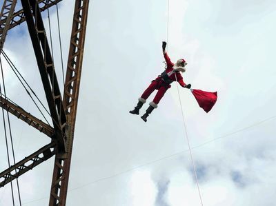 Aksi Sinterklas Terjun dari Jembatan untuk Bagikan Hadiah Anak-anak