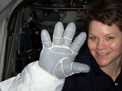 Ternyata Ini yang Terjadi pada Kuku Astronaut Ketika di Luar Angkasa, Bisa Lepas?