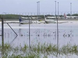 Penampakan Bandara Cairns Australia Kebanjiran