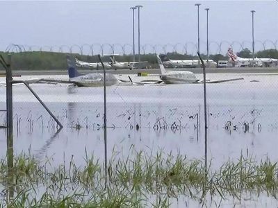 Penampakan Bandara Cairns Australia Kebanjiran