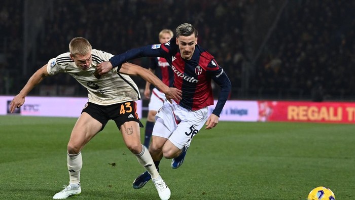 Giornata ke-16 Serie A musim ini mempertemukan Bologna vs AS Roma. Duel berlangsung di Stadion Renato DallAra, Minggu (17/12/2023) malam WIB.