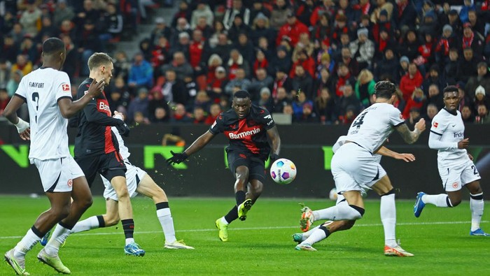 Soccer Football - Bundesliga - Bayer Leverkusen v Eintracht Frankfurt - BayArena, Leverkusen, Germany - December 17, 2023 Bayer Leverkusens Victor Boniface scores their first goal REUTERS/Thilo Schmuelgen DFL REGULATIONS PROHIBIT ANY USE OF PHOTOGRAPHS AS IMAGE SEQUENCES AND/OR QUASI-VIDEO.