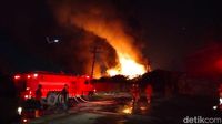 Penampakan Api Berkobar Hebat Bakar Gudang Tiner di Kalianak Surabaya