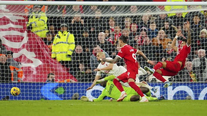 Liverpools Luis Diaz, right, and Darwin Nunez, centre, challenge for the ball with Manchester Uniteds Sofyan Amrabat, left, and goalkeeper Andre Onana during the English Premier League soccer match between Liverpool and Manchester United at the Anfield stadium in Liverpool, England, Sunday, Dec.17, 2023. (AP Photo/Jon Super)