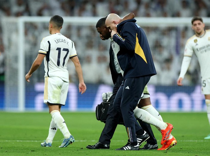 Soccer Football - LaLiga - Real Madrid v Villarreal - Santiago Bernabeu, Madrid, Spain - December 17, 2023 Real Madrid's David Alaba receives medical attention after sustaining an injury REUTERS/Isabel Infantes