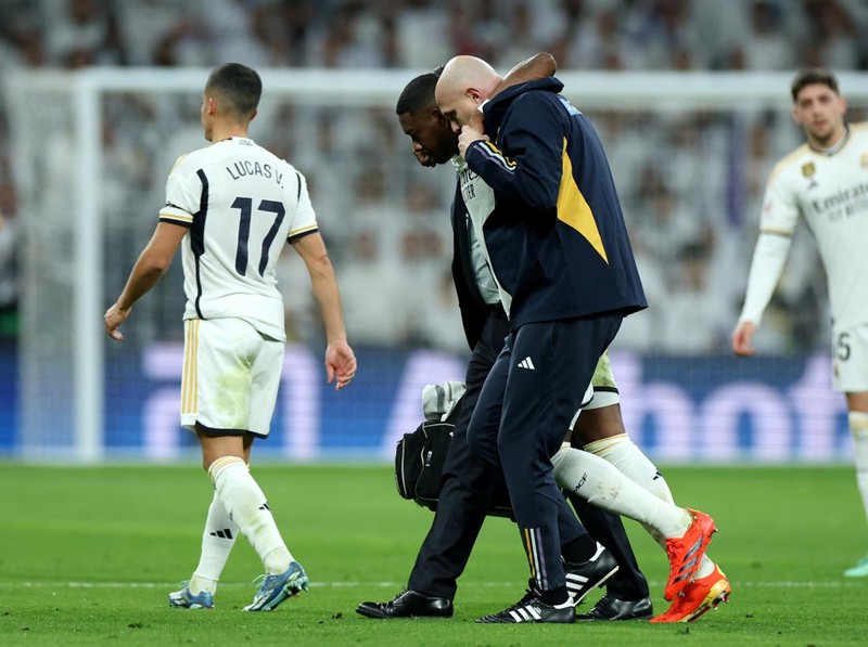 Soccer Football - LaLiga - Real Madrid v Villarreal - Santiago Bernabeu, Madrid, Spain - December 17, 2023 Real Madrid's David Alaba receives medical attention after sustaining an injury REUTERS/Isabel Infantes