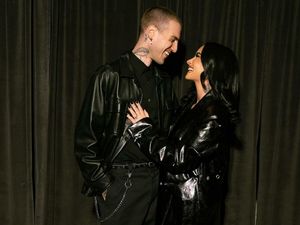 Demi Lovato Tunangan, Dilamar Kekasih Pakai Cincin Berlian Bentuk Pir Demi Lovato Tunangan, Dilamar Kekasih Pakai Cincin Berlian Bentuk Pir