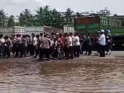 Eksekusi Bangunan di Jambi Ricuh, Satu Polisi Terluka-2 Sajam Disita
