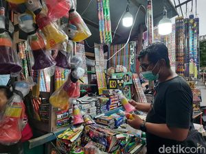 Satpol PP Mulai Sisir Pedagang Petasan Jelang Malam Pergantian Tahun Satpol PP Mulai Sisir Pedagang Petasan Jelang Malam Pergantian Tahun