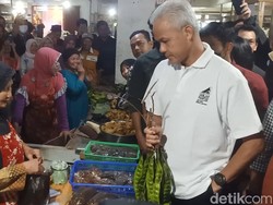 Ganjar Blusukan ke Pasar Induk Wonosobo, Warga Sambat Atap Bocor