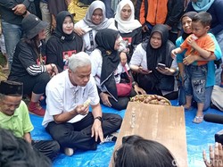 Ganjar Cicipi Durian Wonosobo: Saya Suka yang Manisnya Sedikit, Ada Pahitnya